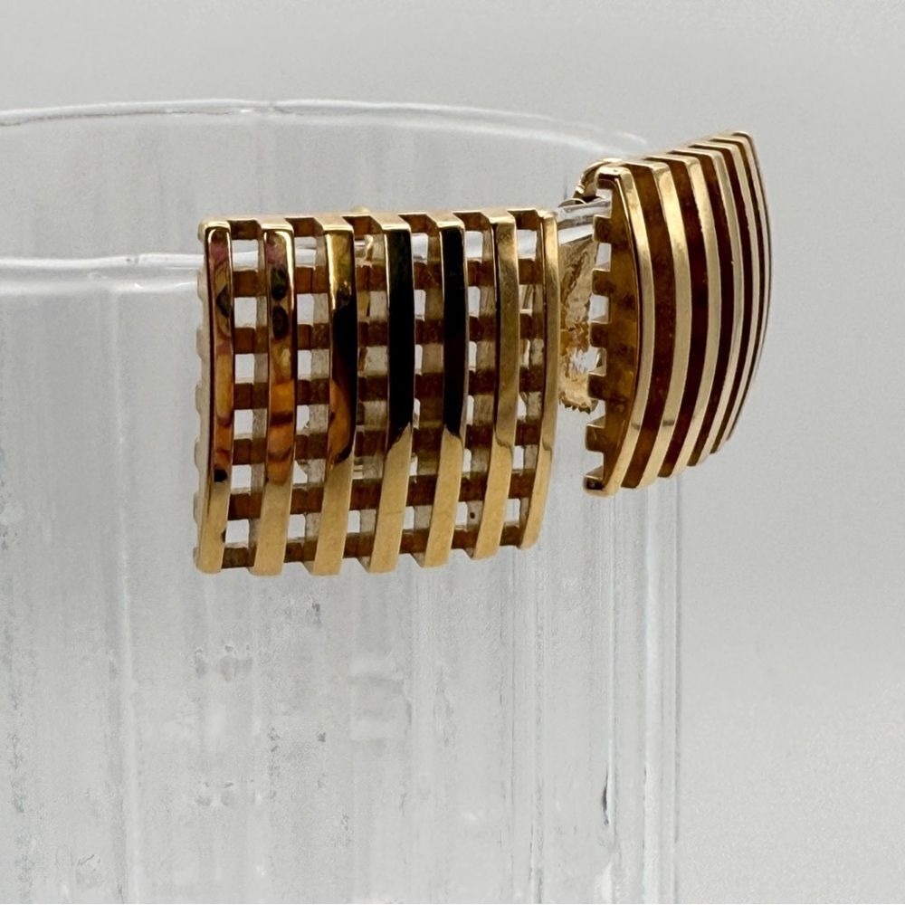 Vintage Avon Gold Waffle Earrings - Picture 2 of 5